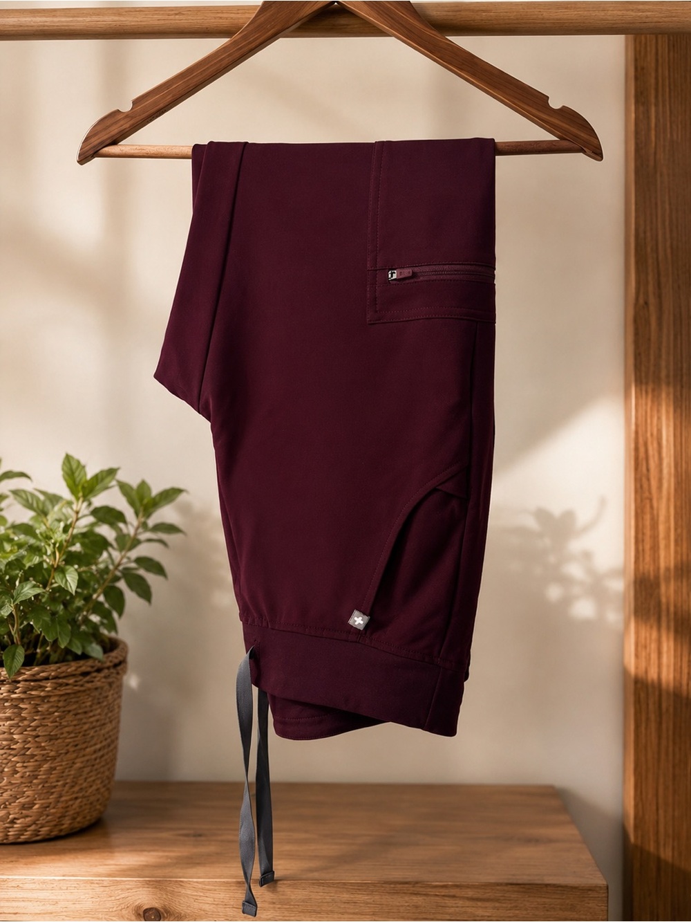 NWOT FIGS Women’s Burgundy contrast Drawstring jogger Scrub Pant xs - Picture 2 of 7